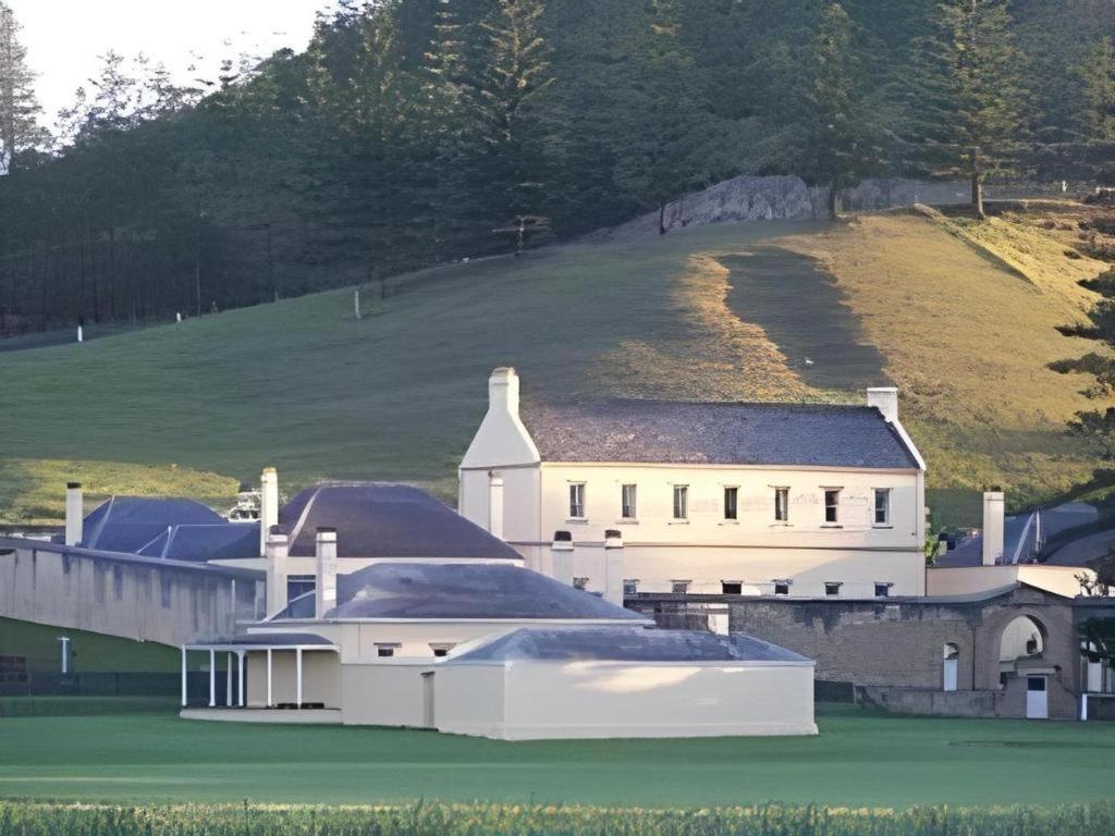 Fletcher Christian Holiday Hotel バーント・パイン エクステリア 写真